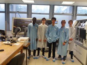 Les eleves du chateau de troissy internat college lycee en champagne france lors d'une visite au laboratoire de recherche en nanosciences de reims
