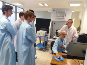 Les eleves du chateau de troissy internat college lycee en champagne france lors d'une visite au laboratoire de recherche en nanosciences de reims