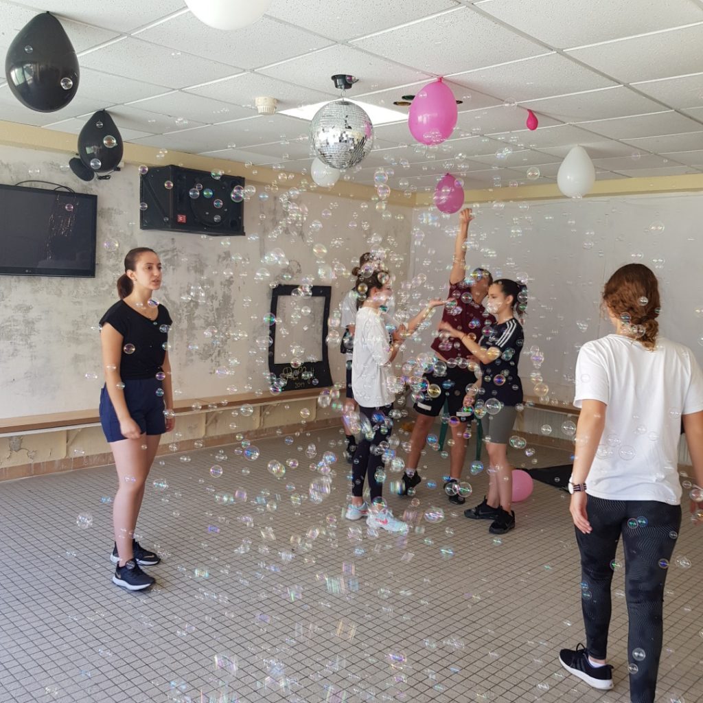 Salle fete soiree troissy internat 7 art college lycee gala bal de fin d'annee 2019 groupe eleve bulles ballons